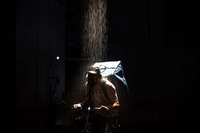“Glove”, a teatro la vita da rider d’un immigrato 