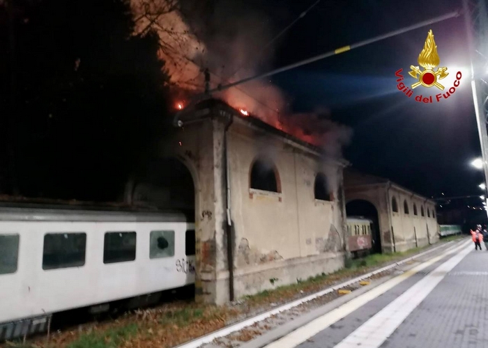 In fiamme l’ex deposito delle Dogane in stazione