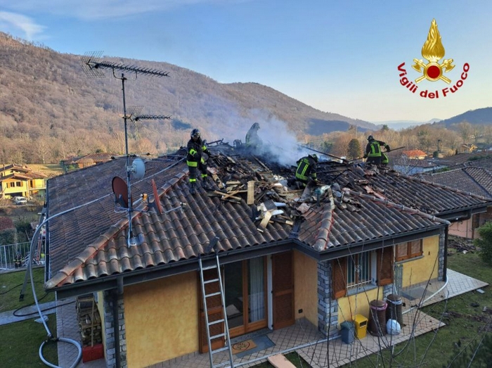 A fuoco il tetto d’una villetta, immobile inagibile