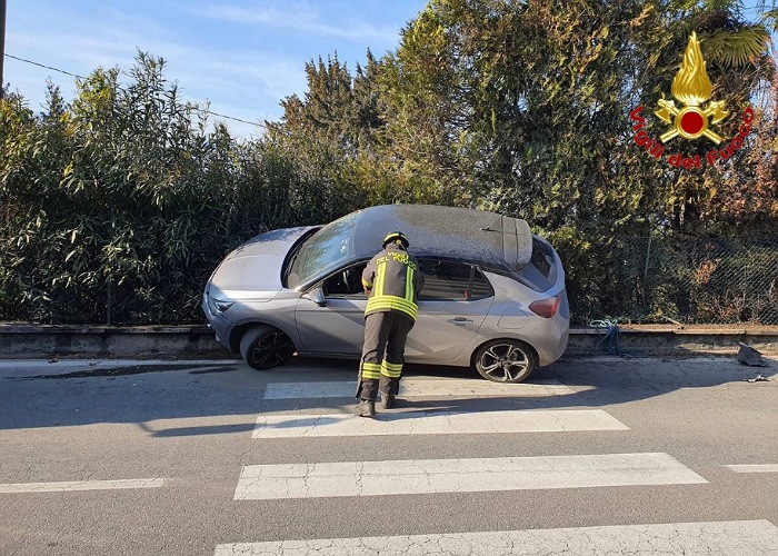 Auto si schianta contro la recinzione, donna ferita