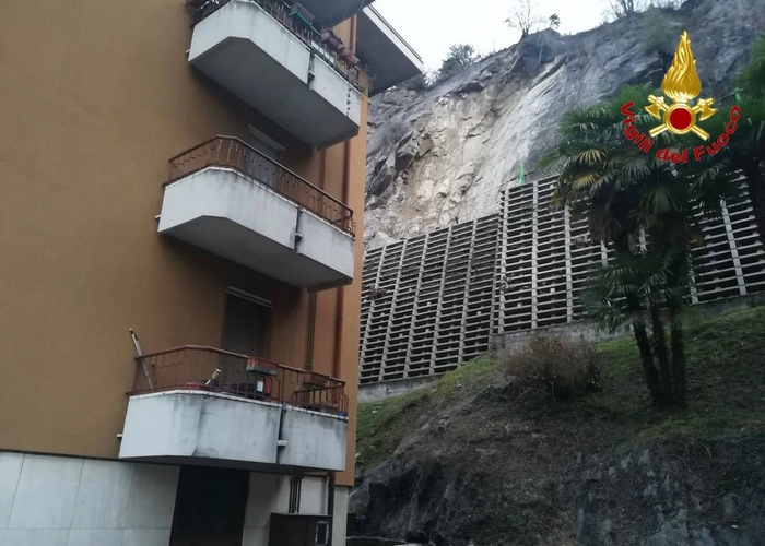 Caduta massi, colpito un condominio: 11 famiglie evacuate (foto)
