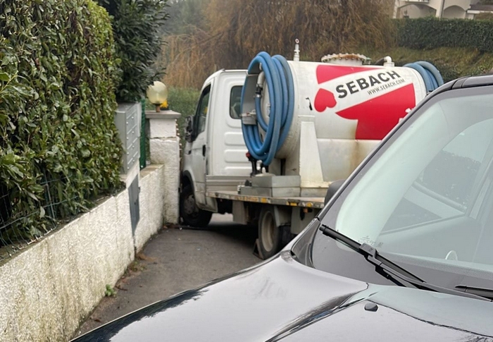 Muore a 53 anni schiacciato dal camion dell'autospurghi (foto)