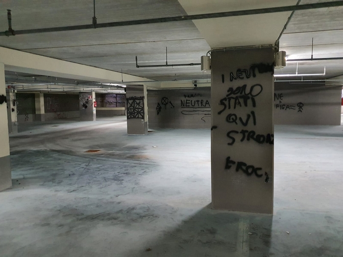 Degrado al parcheggio tra atti vandalici, scritte ingiuriose e sporcizia (foto)