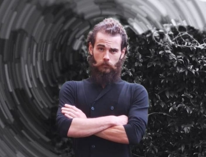 Barista di ventisette anni trovato morto in casa
