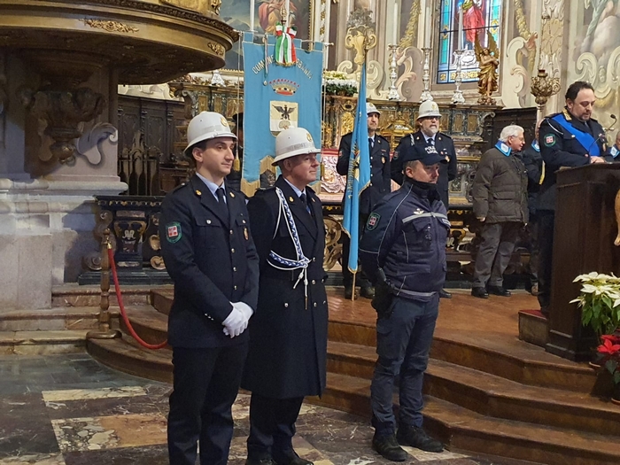 I vigili festeggiano San Sebastiano: applausi ai tre agenti che salvarono un neonato