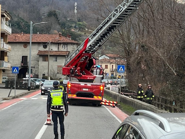Taglio piante, i vigili del fuoco mettono in sicurezza la statale 34 (foto)