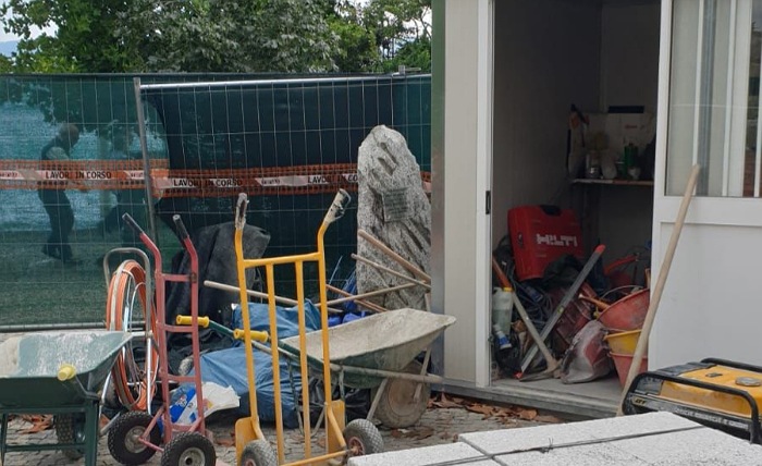 Lo "sfregio" al monumento confuso nel cantiere della piazza