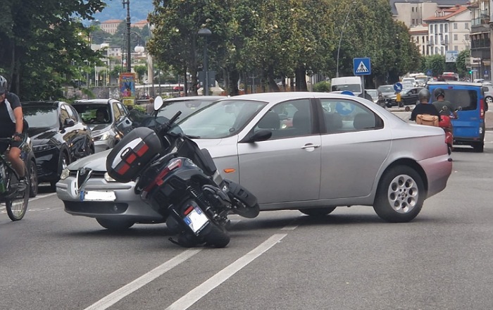 Scontro auto-moto all'uscita del benzinaio