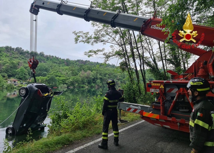Esce di strada e finisce con l’auto nel Ticino