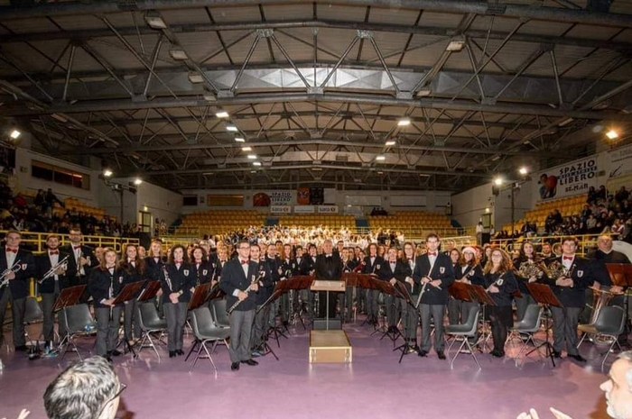 La banda in piazza, concerto con negozi aperti