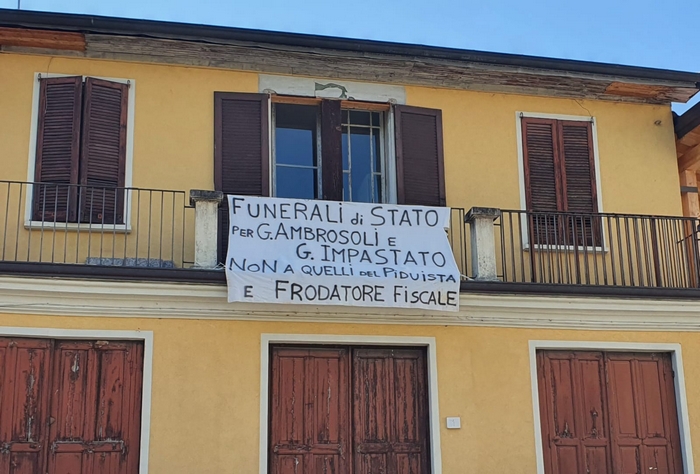 A Pallanza lo striscione di protesta contro i funerali di Stato di Berlusconi