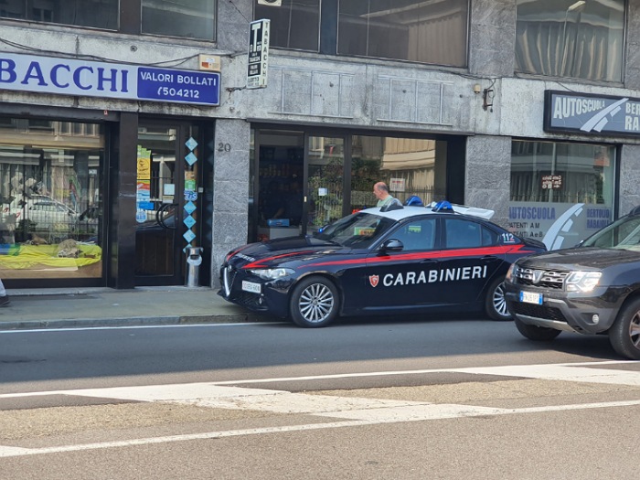 Cibo scaduto al negozio etnico, controllo dei carabinieri