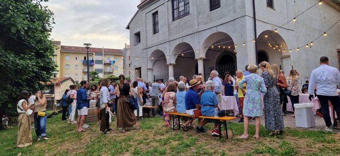 In 400 alla degustazione benefica della neonata associazione commercianti (foto)