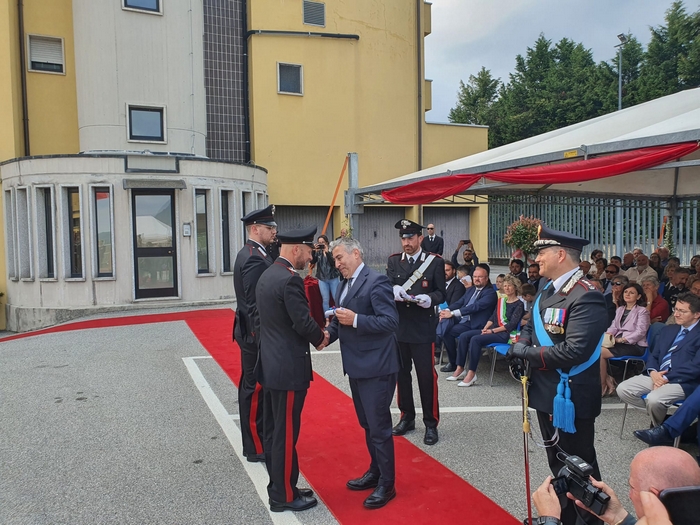 Sventarono due suicidi e fermarono un uomo armato: carabinieri premiati