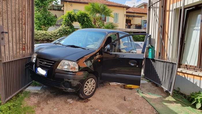 Ubriaca sei volte oltre il limite provoca un incidente in centro