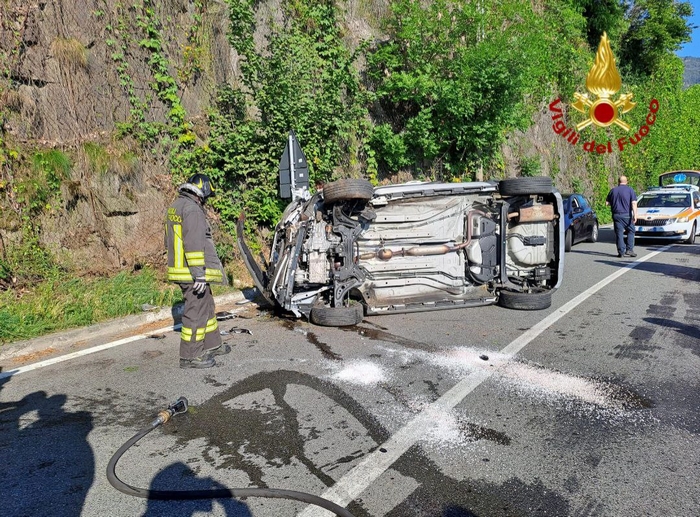 Due ventenni in auto si ribaltano sulla statale 33