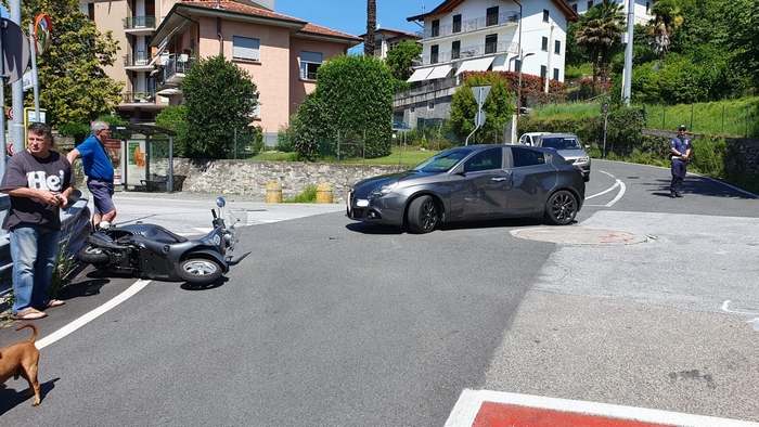 Scontro auto-scooter alla rotonda: è il terzo incidente in poche settimane