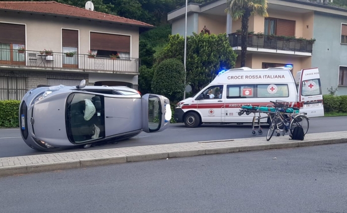 Tampona l'auto davanti e si ribalta su un fianco