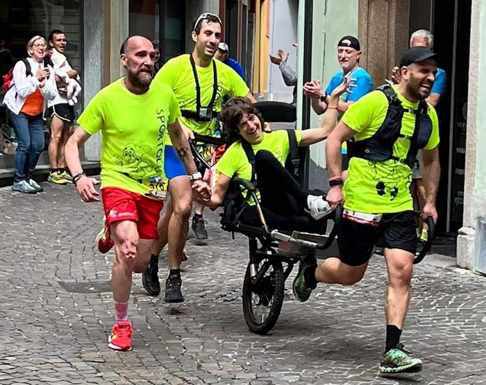 La vittoria di Chiara, al traguardo sulla jolette spinta dagli amici