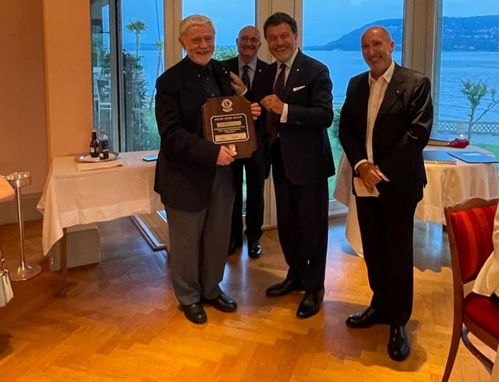 Passaggio di consegne al Lions. A don Salsa il premio Melvin Jones