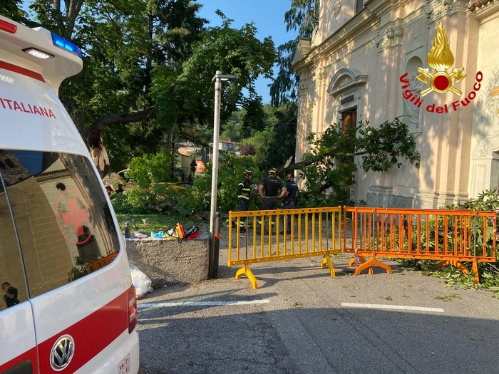 Ramo si schianta fuori dall’oratorio e ferisce otto persone: mamma e figlia gravi