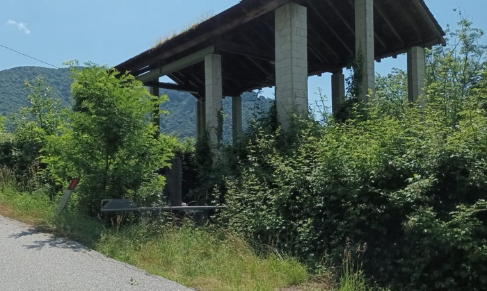 Il centro di raccolta rifiuti in stato di abbandono (foto)