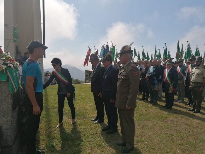 L'omaggio degli Alpini ai caduti (foto)