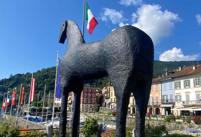 Il "cavallo" che sbarca sul lungolago annuncia la mostra dell'artista Paladino