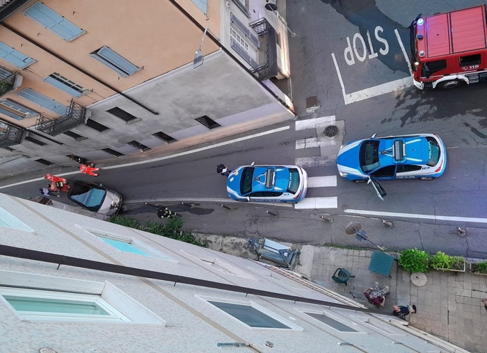 Si schianta con l'auto sui paletti della strettoia