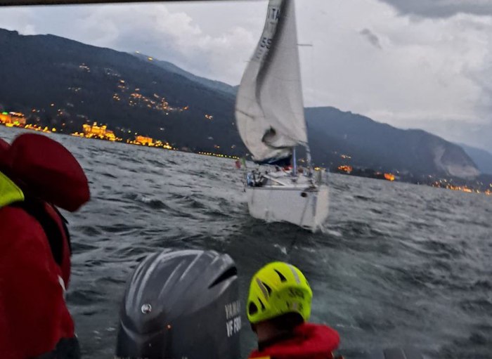 Barca a vela in difficoltà per il forte vento, recuperata dai vigili del fuoco 