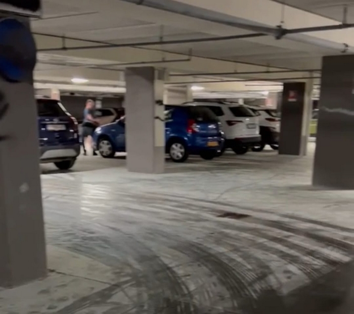 Due adolescenti sorprese a sversare la polvere di un estintore nel parcheggio