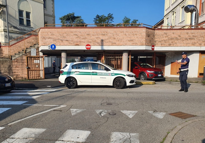 Sbarre bloccate, automobilisti “prigionieri” dell’autosilo: proteste (foto)