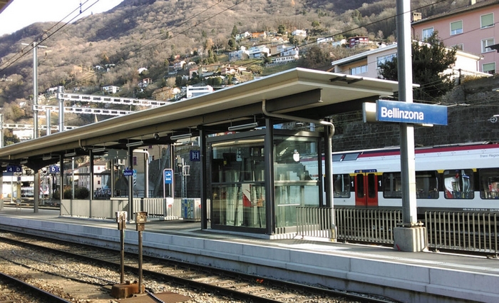 Perde l’equilibrio e cade nei binari mentre passa il treno, grave 66enne