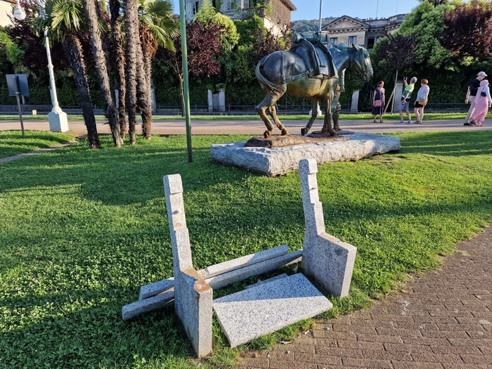 I vandali demoliscono la panchina del lungolago donata dagli Alpini