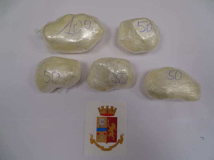 Corriere della cocaina in motorino arrestato con tre etti e mezzo di droga
