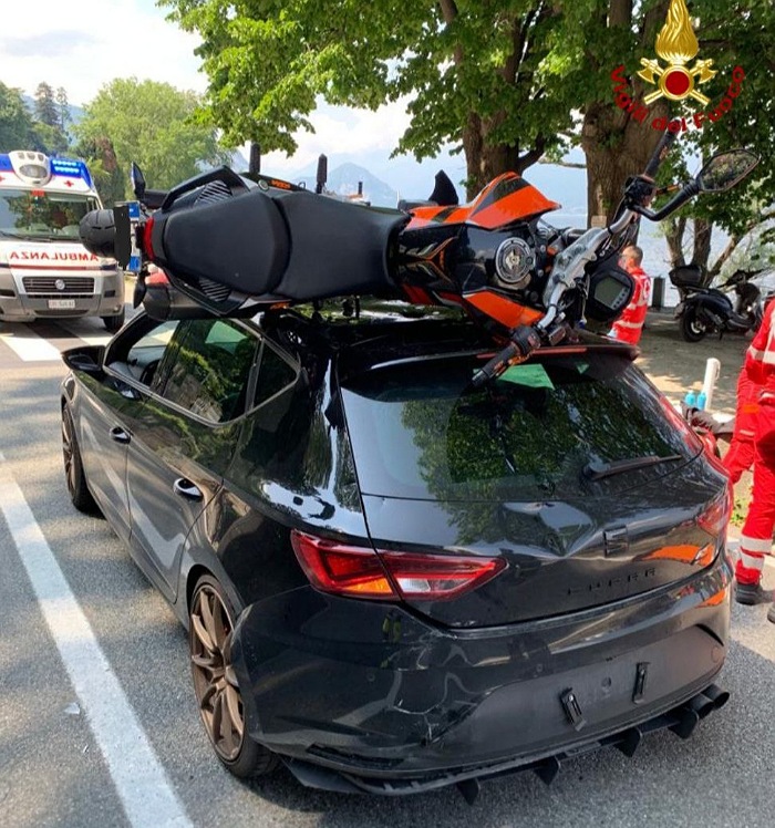 Moto tampona auto e atterra sul tetto