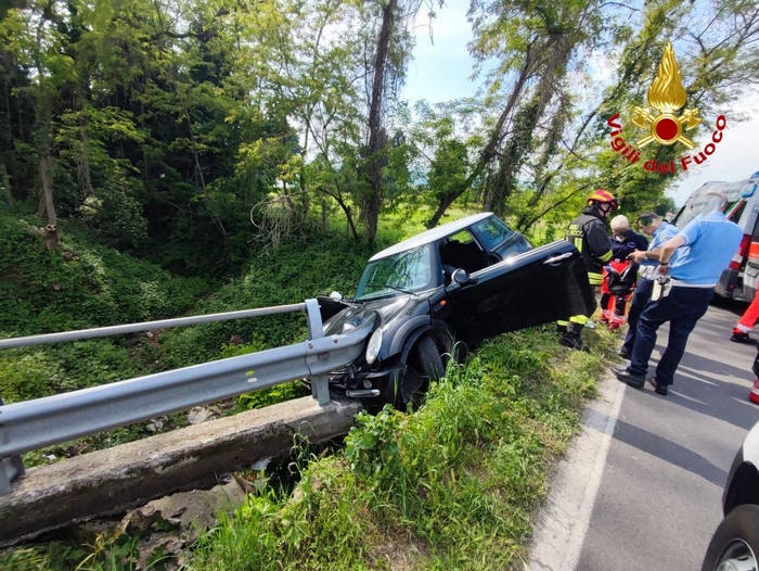 Auto fuori strada contro il guardrail, due donne ferite