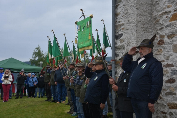 Gli Alpini di Cannobio e della Cannobina dedicano un monumento ai caduti (foto)