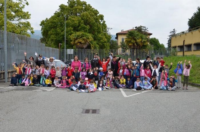 Cinquanta bambini della materna in visita dai carabinieri