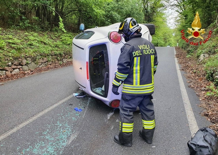 Giovane donna si ribalta con l’auto sulla strada