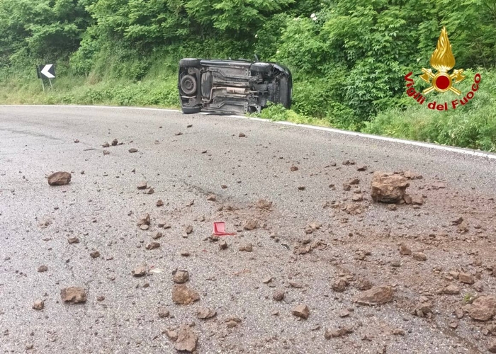 Improvvisa frana sulla provinciale, auto ribaltata