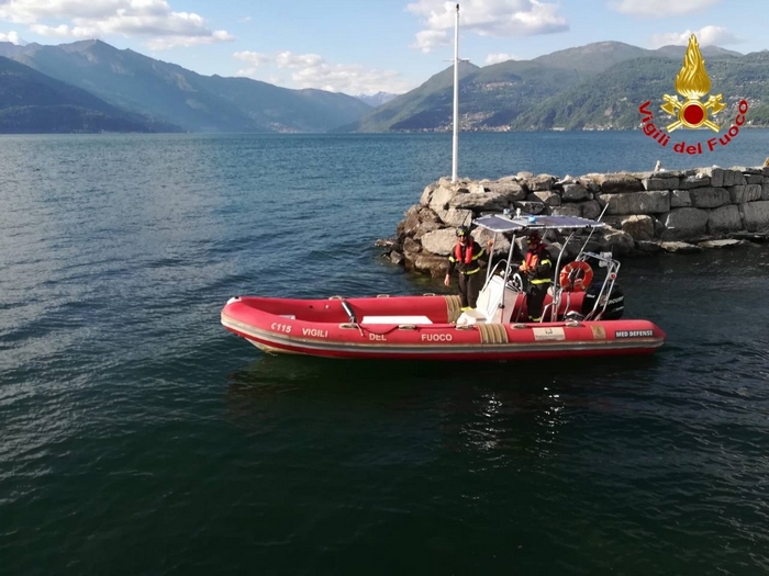 Barca di turisti tedeschi alla deriva recuperata dai vigili del fuoco