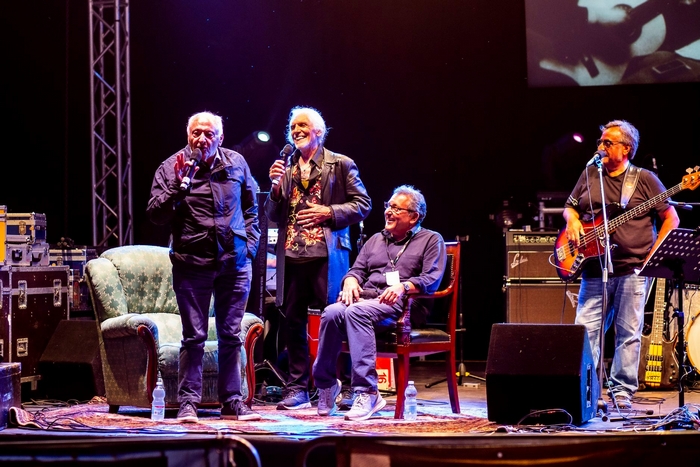 Gli amici di Lucio Battisti nel concerto benefico pro Croce Rossa