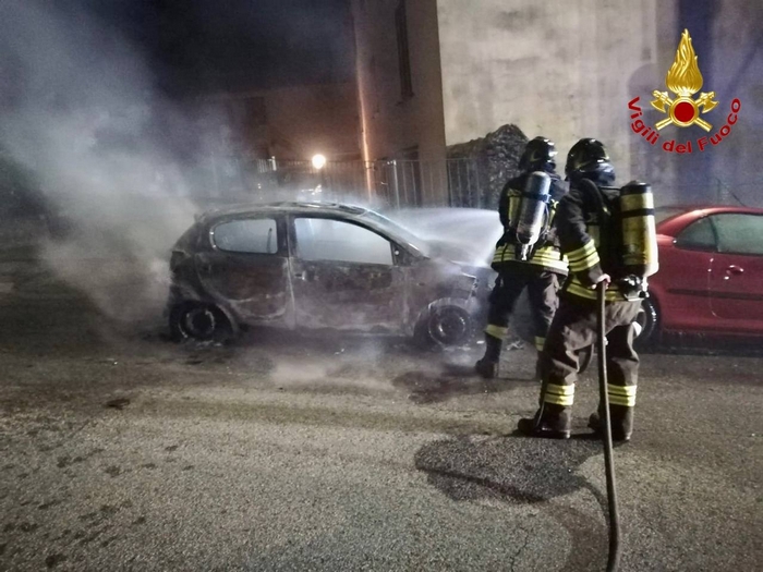 Auto in fiamme all’alba