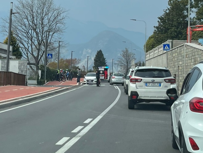 Ciclista a terra sulla statale 34