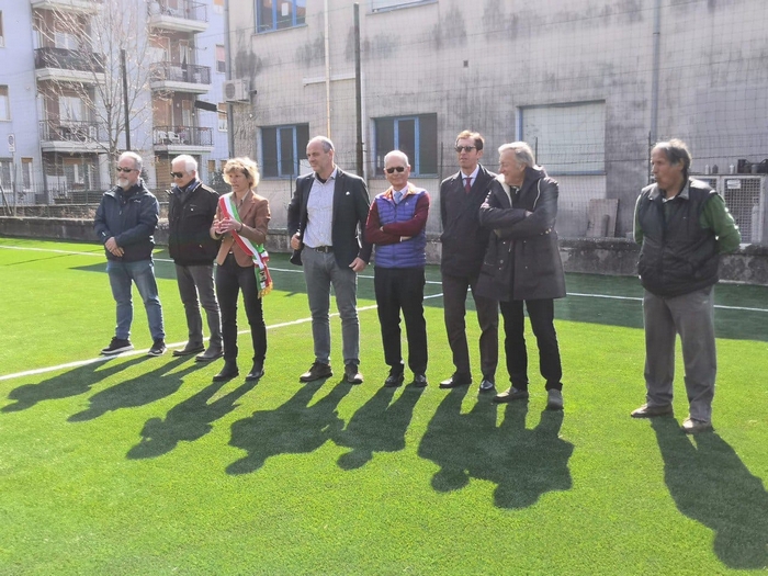 Nuova vita (sintetica) per il campetto di quartiere dedicato alle benefattrici