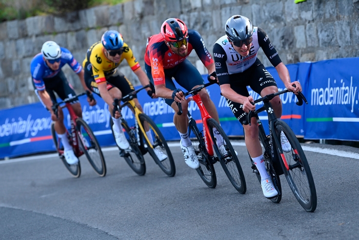 Ganna protagonista alla Milano-Sanremo: secondo posto in volata