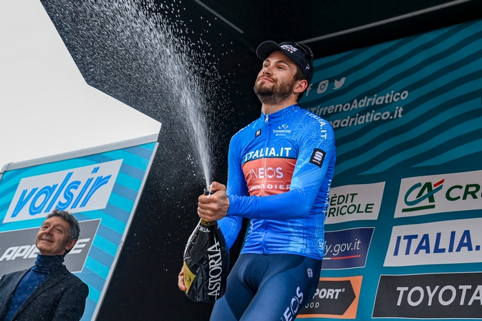 Tirreno-Adriatico, Ganna si inserisce tra i fuggitivi e protegge la maglia azzurra