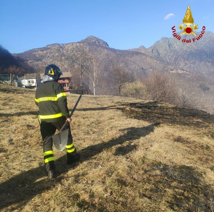 Tre ettari di pascolo a fuoco in Val Cannobina (foto)