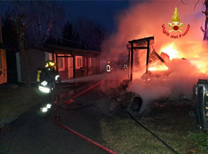 Due bungalow completamente distrutti dal fuoco (foto)